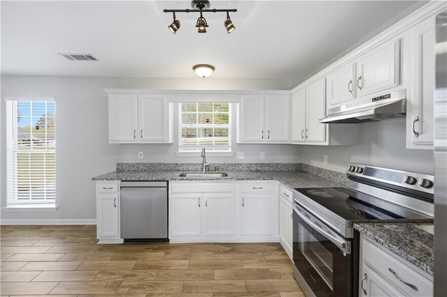 Building Photo - 1098 Village Creek