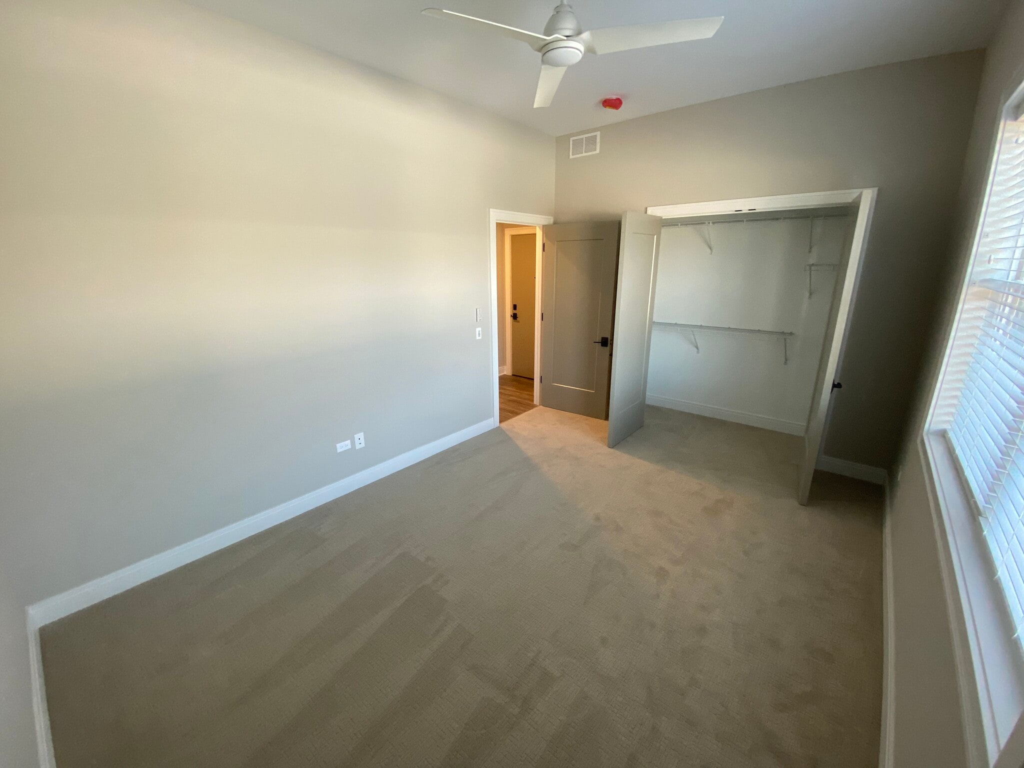 Building Photo - 1401 W Cossitt Ave