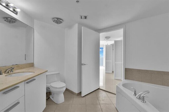 Building Photo - 16699 Collins Ave
