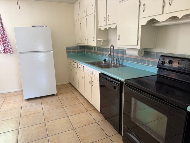 Building Photo - Nice 2 Br, 1 Bath house with the major app...