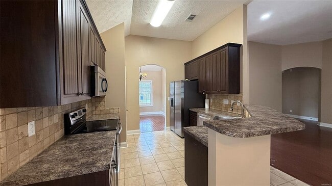 Building Photo - 703 Kingsley Dr