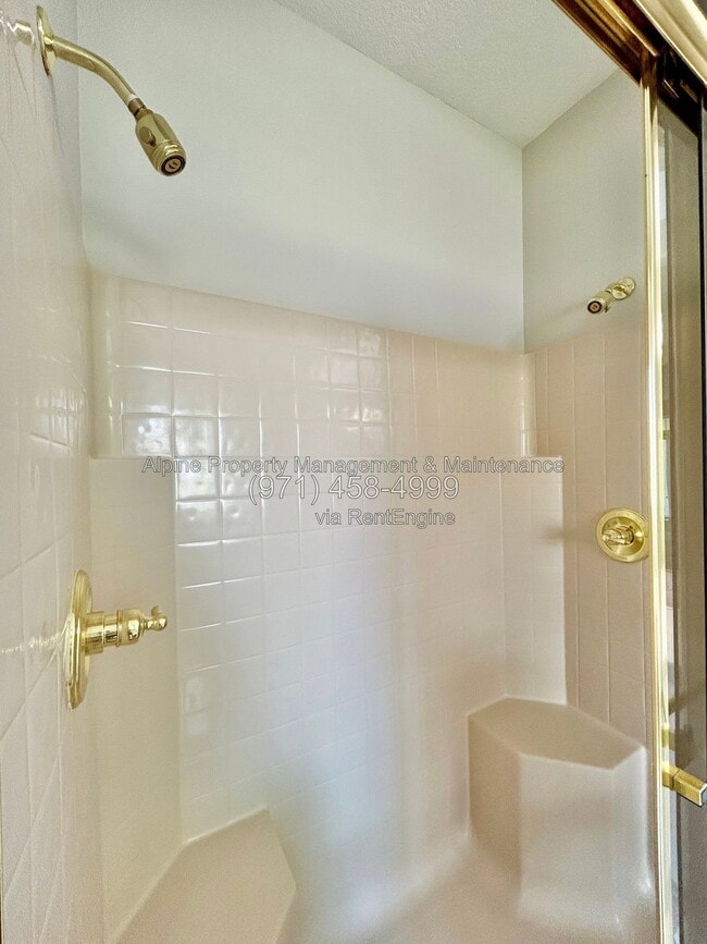 Building Photo - 820 NW Pebble Beach Way