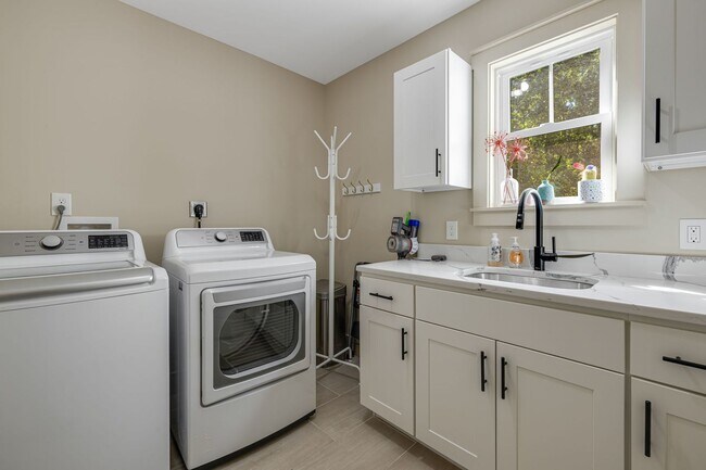 Building Photo - 40 Rangeley Dr