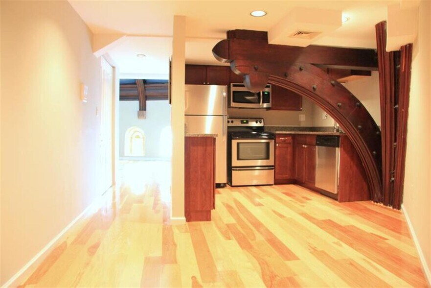 Building Photo - 25 Bow St