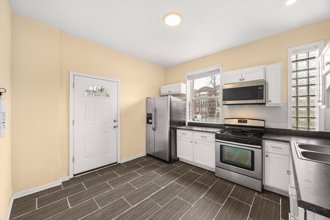 Building Photo - 6649 S Rhodes Ave