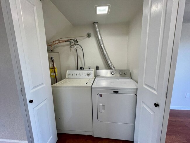 Building Photo - $500 off First Month's Rent- Updated N. Richland Townhome, Short Walk to the River!