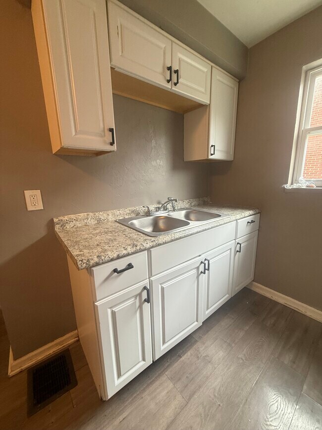 Building Photo - 411 Rayburn