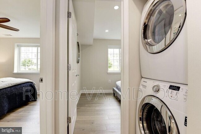 Building Photo - 4113 S Four Mile Run Dr