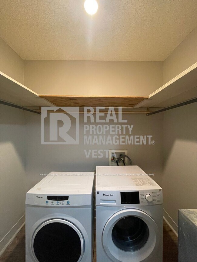 Building Photo - 110 W Ridge Cir