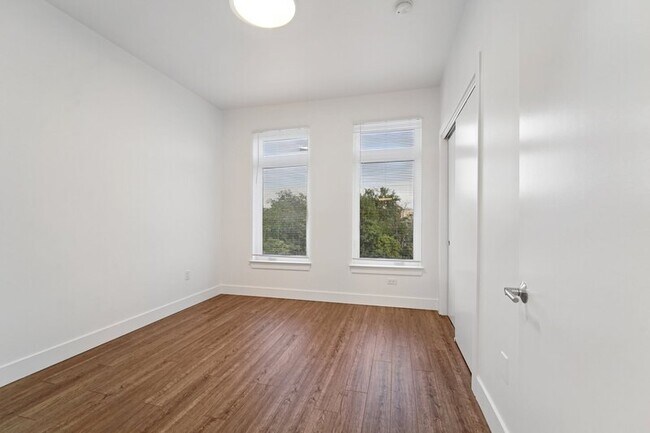 Building Photo - 475 William St
