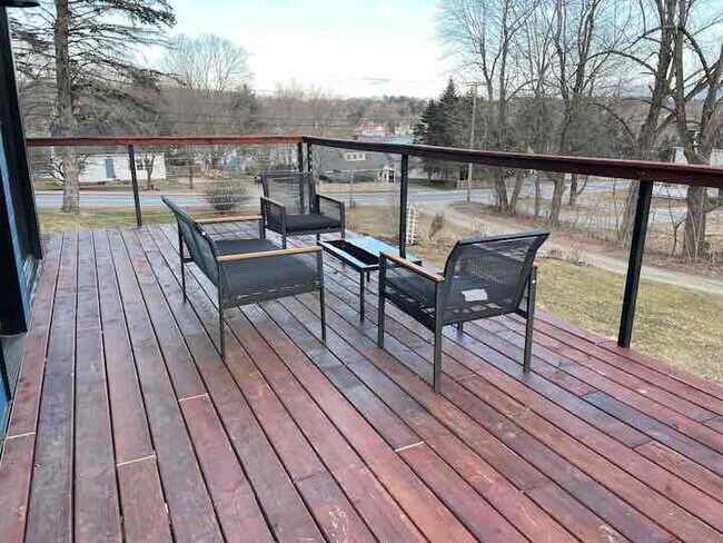 Building Photo - 220 ME-133