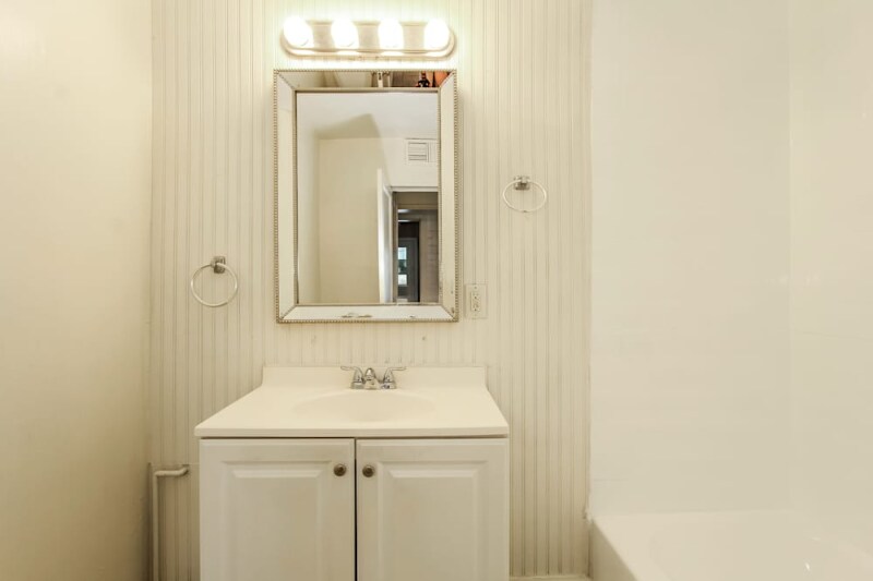 Building Photo - 1043 E Indianola Ave