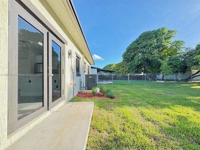 Building Photo - 1005 SW 25th Ave