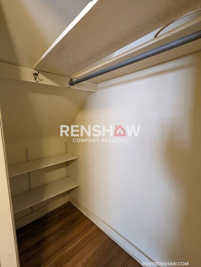 Building Photo - Convenient, 3/2 Home In East Memphis Now A...