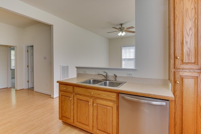 Building Photo - 955 Poquoson Ave