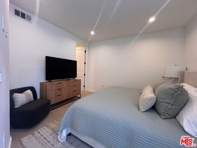 Building Photo - 8928 Sawyer St