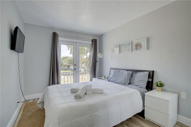 Building Photo - 2708 NE 14th Street Causeway