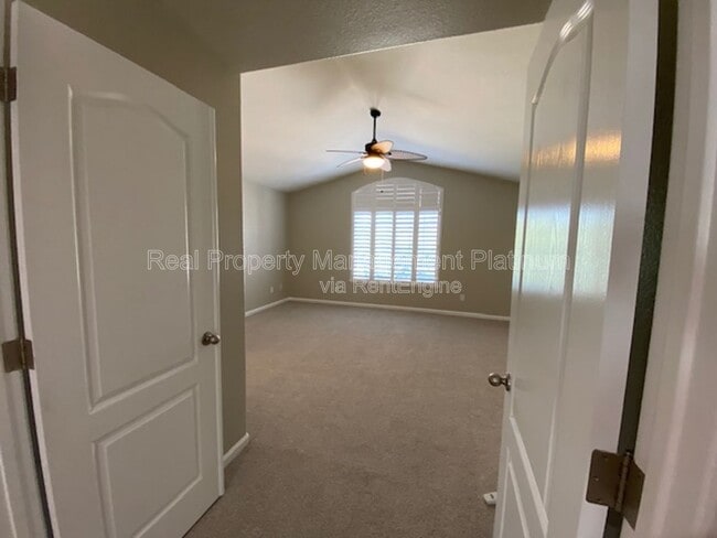 Building Photo - 2927 E Solar Ave