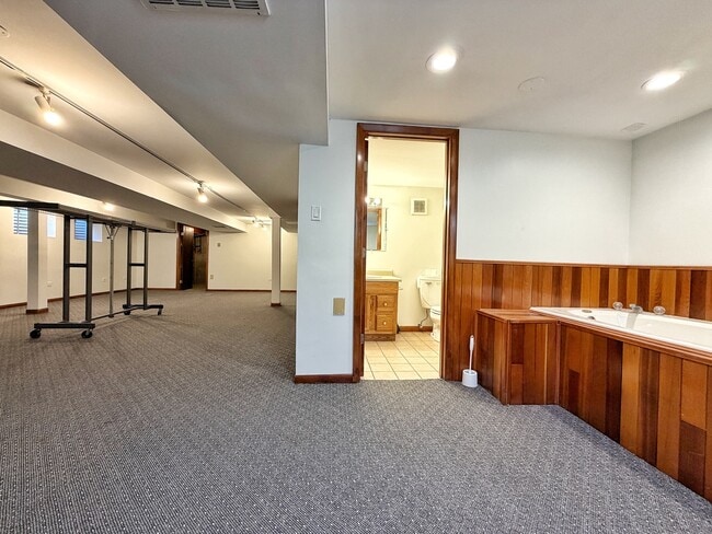 Building Photo - 6710 Wedgewood Ln