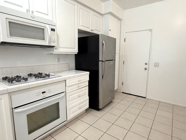 Building Photo - Beautiful 3 bed 2.5 bath home in Oak Park!