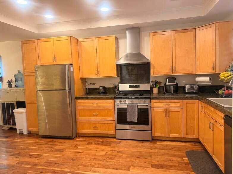 Building Photo - 22453 Clarendon St