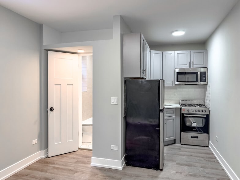 Building Photo - 545 W Belmont Ave