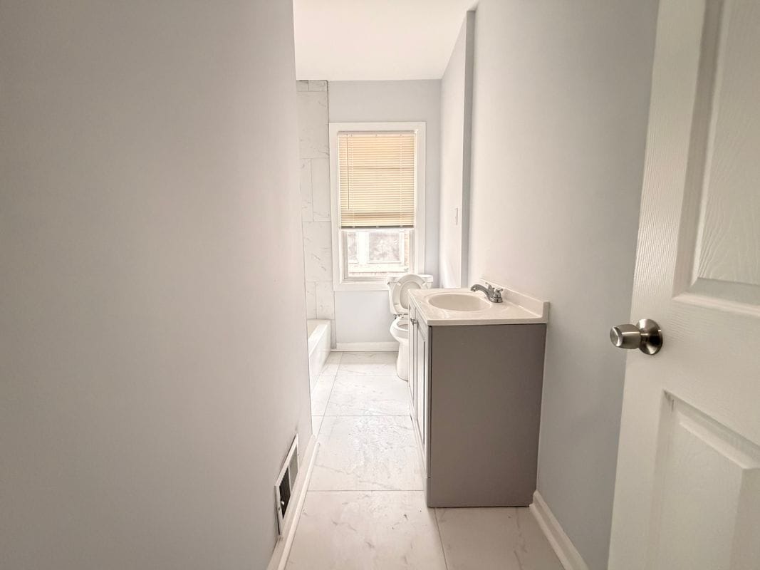 Building Photo - 3259 Cortland St