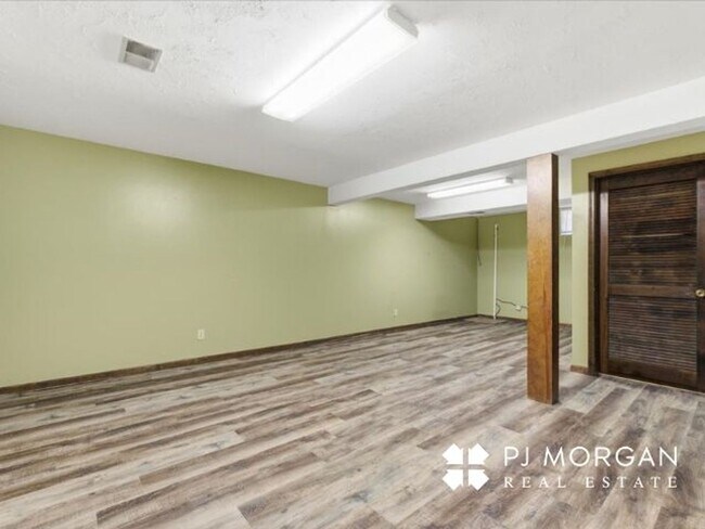 Building Photo - 9524-9526