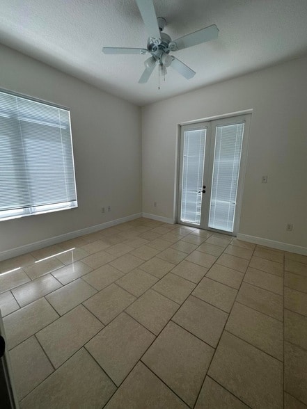 Building Photo - 1203 Town Center Dr