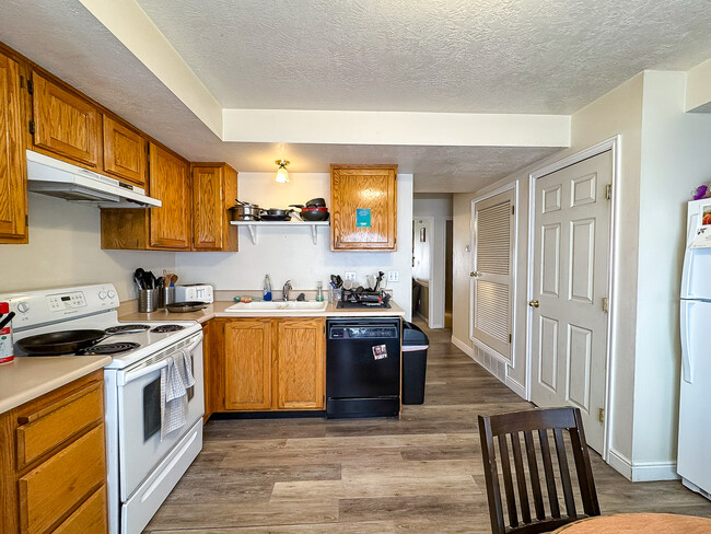 Building Photo - 565 N 300 E