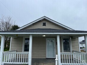Building Photo - 2 Bedroom 1 Bath Available to Rent for $79...