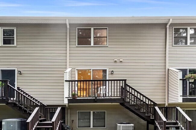 Building Photo - 305 Salem St