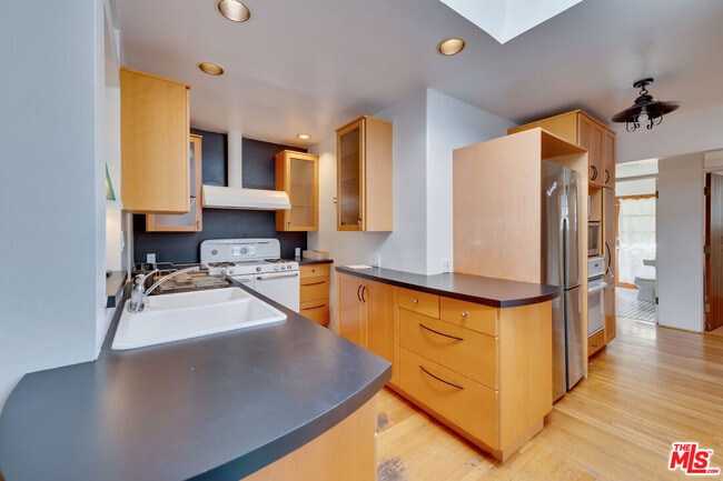 Building Photo - 10870 Wellworth Ave