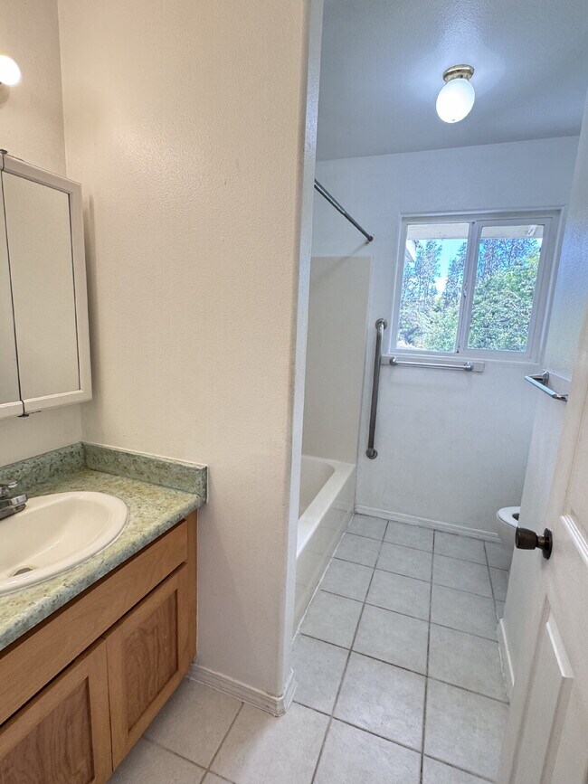 Building Photo - 3bd/2ba For Rent with Walking Distance to ...