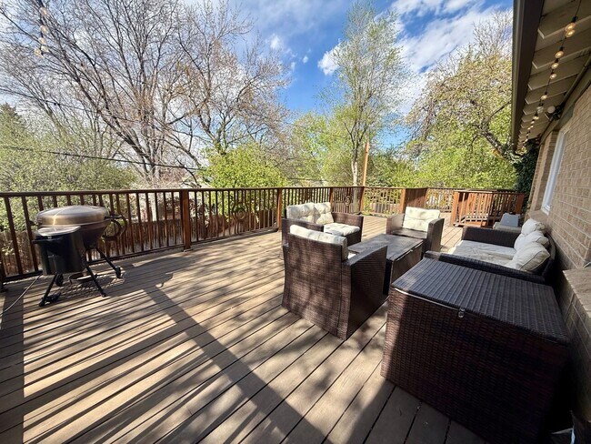 Building Photo - Sprawling 6 BR 4 BA Applewood Paradise - Live in Luxury with this Entertainer's Dream!