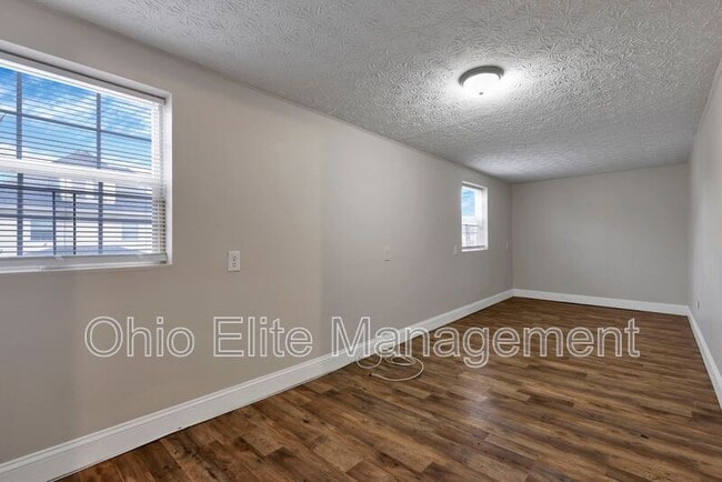 Building Photo - 85 1/2 S Wheatland Ave