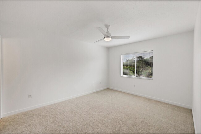 Building Photo - 2124 N Tamiami Trl