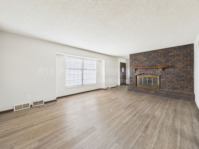 Building Photo - 3929 S Carriage Ln