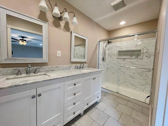 Building Photo - 710 Andover Dr