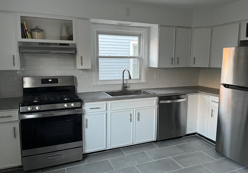 Building Photo - 166 Blaine Ave