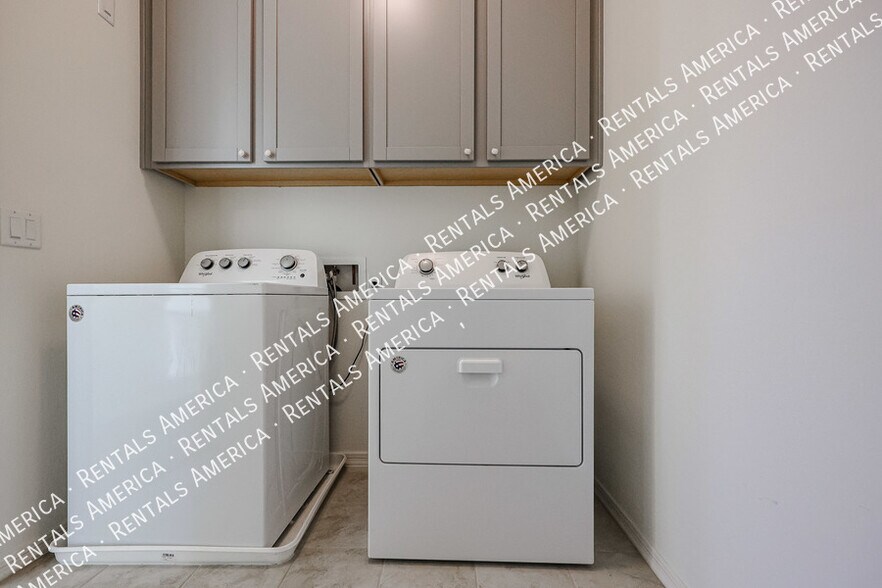 Building Photo - 1095 S Sunset Dr