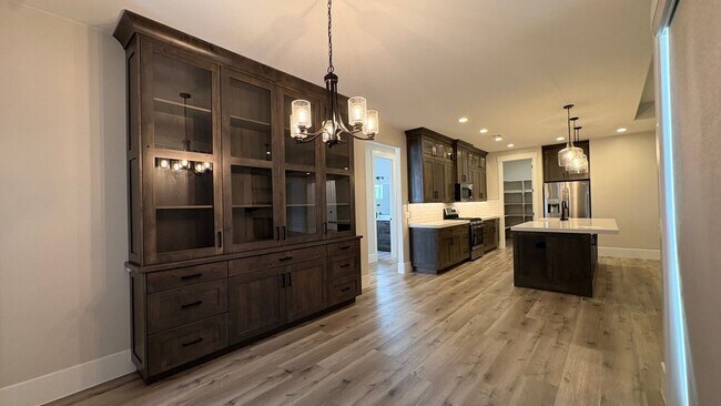 Building Photo - Solar Home For RENT!!!