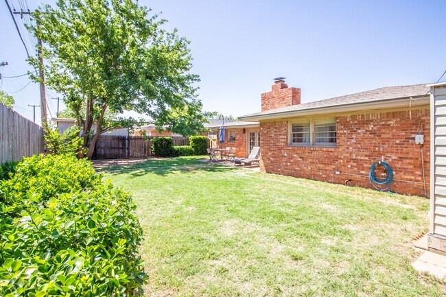 Building Photo - Great 3 bedroom 2 bathroom house in fantastic Location!