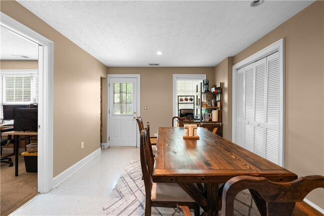 Building Photo - 38 Roxbury Ln