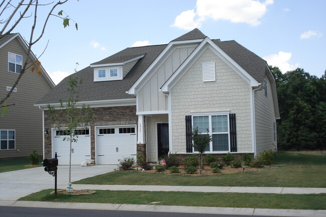 Building Photo - Beautiful home in Matthews!