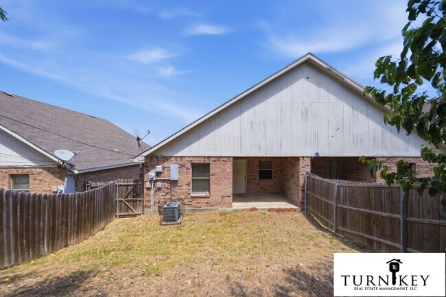 Building Photo - 3116-3118 S Cherry Ln