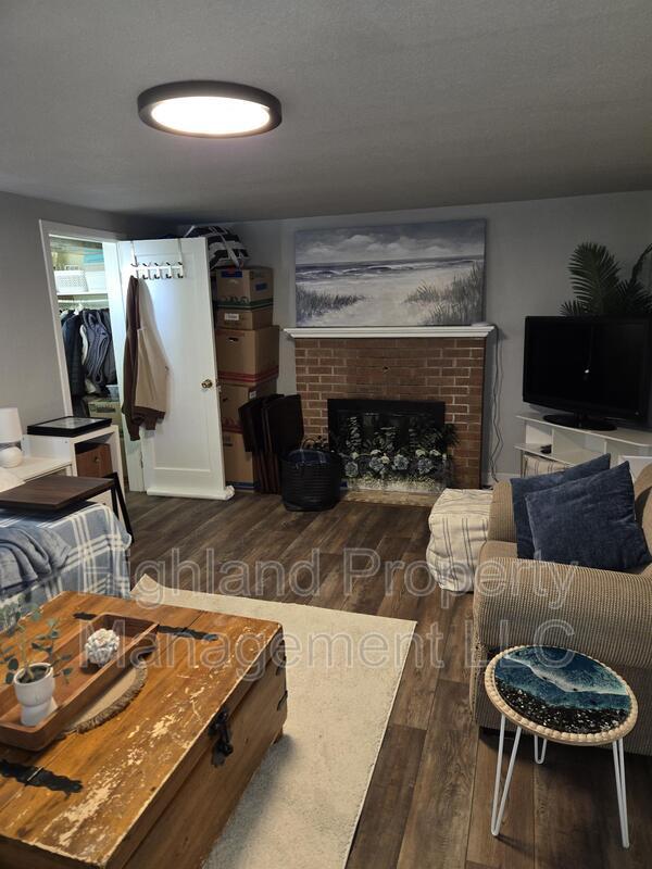 Building Photo - 1160 1/2 NE Lake St