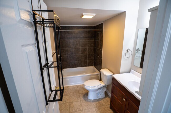 Building Photo - 166 N Sandusky St