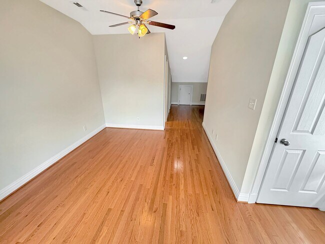 Building Photo - 5 Bedroom Home in VCU Area - Move in Speci...