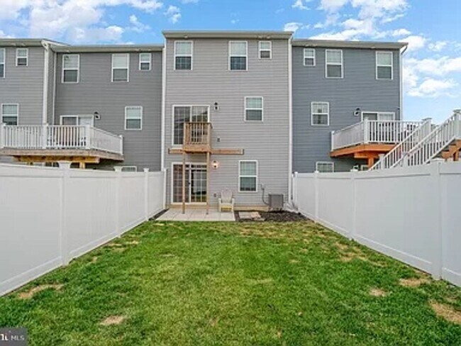 Building Photo - 3 Bedroom Townhome in Hanover